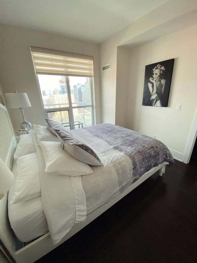 Luxury Condo On Cn Tower 토론토 외부 사진