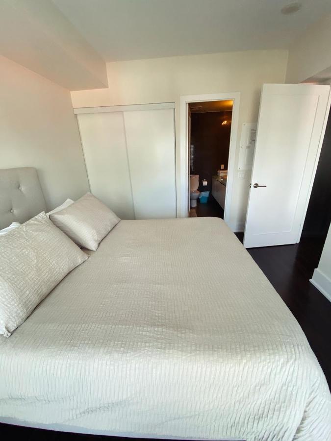 Luxury Condo On Cn Tower 토론토 외부 사진